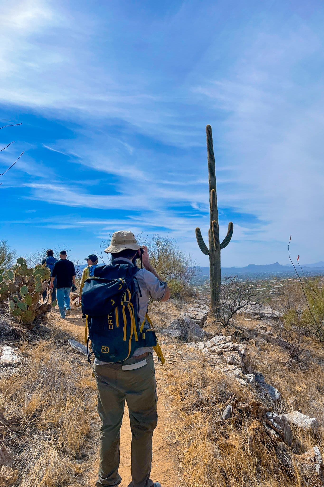 Attendees talking at LI-COR Connect 2023